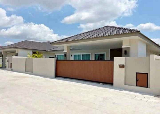 House with Bedrooms: 3 and Bathrooms: 3 Pattaya - photo 1