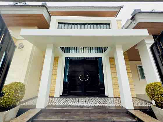 3 Beds 4 Baths House Pattaya