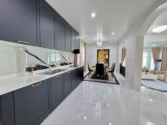 House with Bedrooms: 5 and Bathrooms: 4 Pattaya