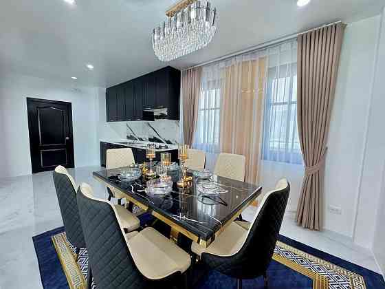 House with Bedrooms: 5 and Bathrooms: 4 Pattaya