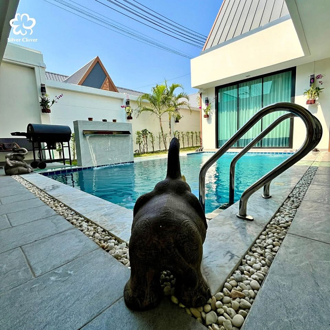 House with Bedrooms: 3 and Bathrooms: 4 Pattaya - photo 1