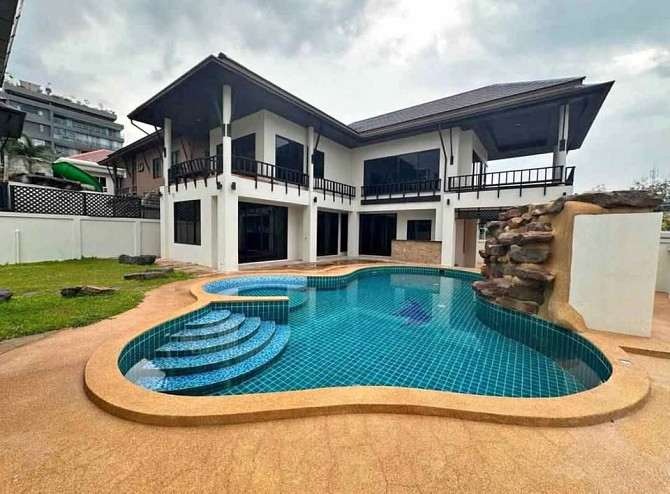 4 Bedroom Pool Villa for Sale in Pratumnak Pattaya - photo 1