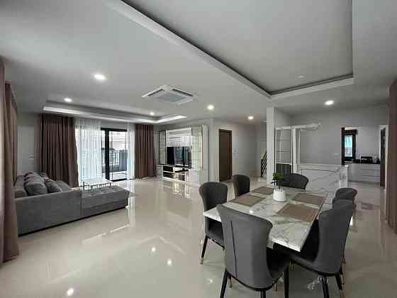 3 Bedroom Pool Villa for Rent in Maenam Pattaya