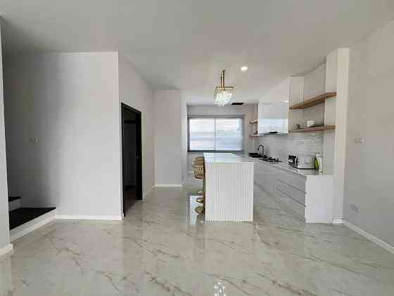 4 Bedroom Pool Villa for Rent in Pattaya Паттая