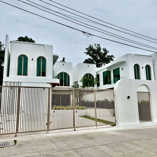 5 bedroom, 6 bathroom house Pattaya - photo 1