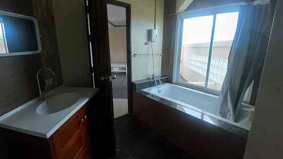 4 bedrooms and 6 bathrooms separate courtyard Samui